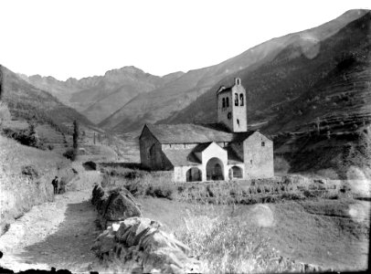 L'església de Linás de Broto al mig de la vall i un home al camí