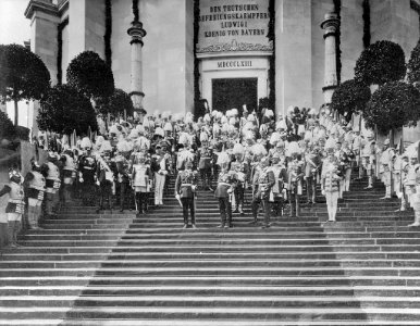 König Ludwig III von Bayern und Kaiser Wilhelm II während einer Zeremonie in der Befreiungshalle in Kelheim