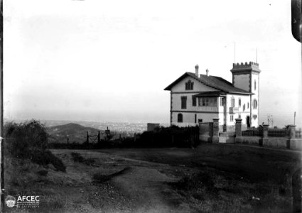 L'edifici del Laboratori de Física Experimental Mentora Alsina i al fons la ciutat de Barcelona