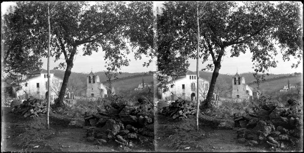L'església de Sant Iscle de les Feixes i una masia , amb un arbre en primer terme