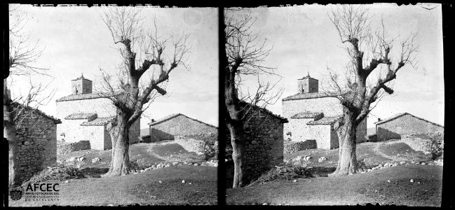 L'església de Sant Pere de Montcalb i algunes cases amb un arbre en primer terme