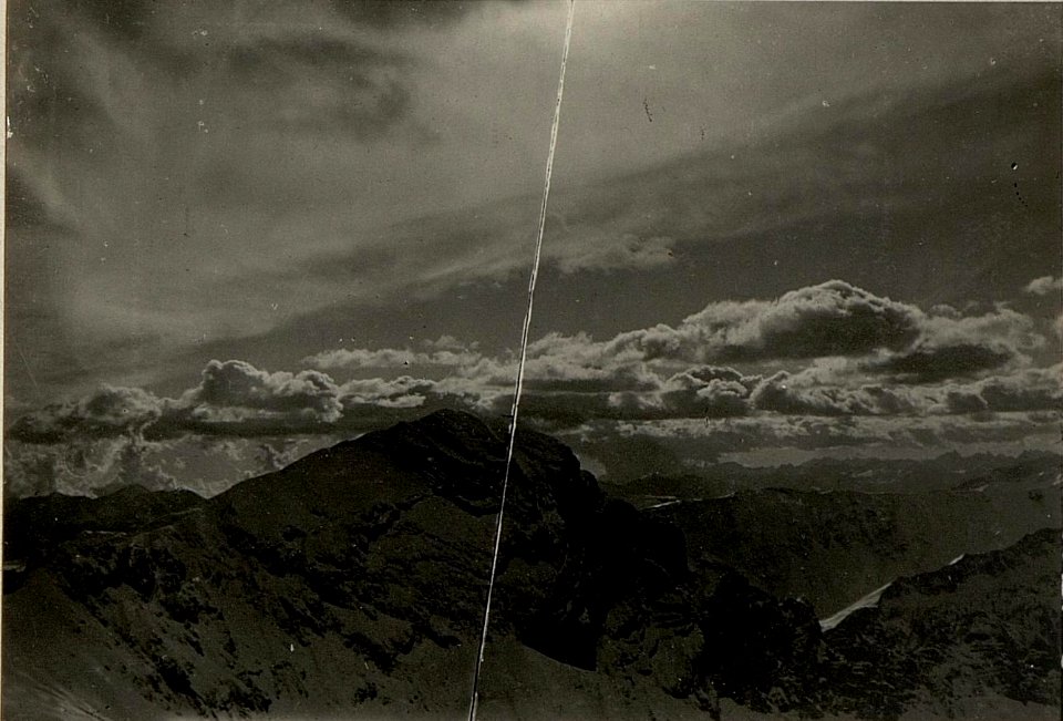Köderkopfstellung, Blick auf die italienische Stellung auf dem Promos, Kote 2178. (BildID 15472227)