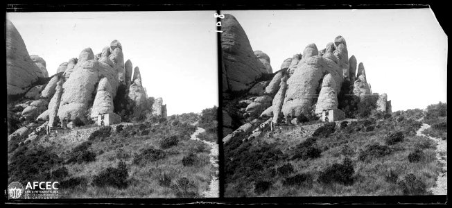 L'ermita de la Trinitat amb la muntanya de Montserrat al fons (AFCEC VINTRO B 00108)