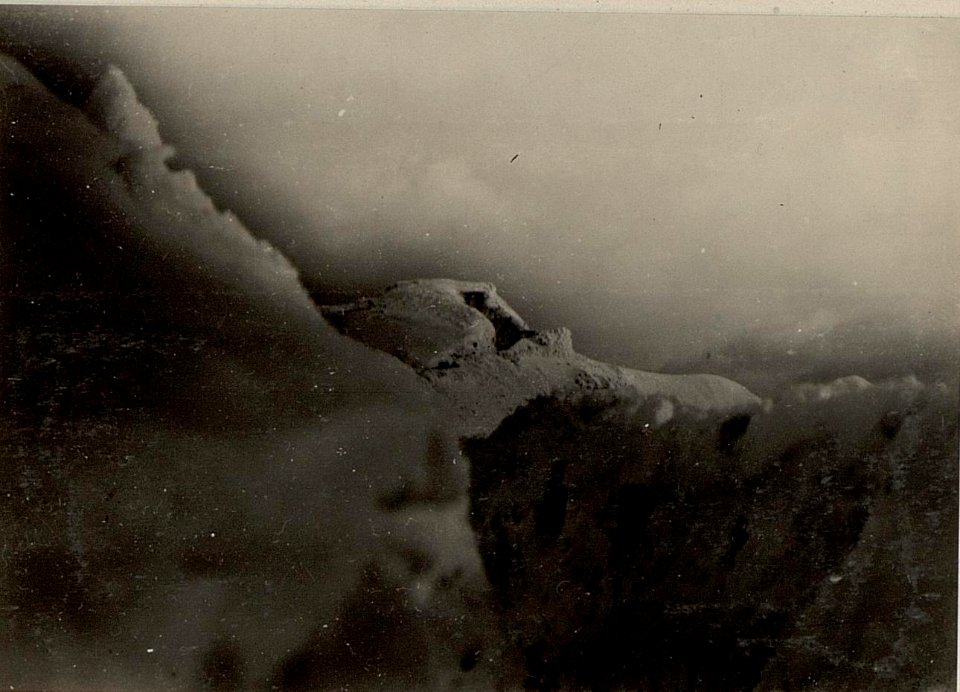 Köderköpfe, Kote 2176. Schützengraben mit Schießscharten im Schnee. (BildID 15471576)
