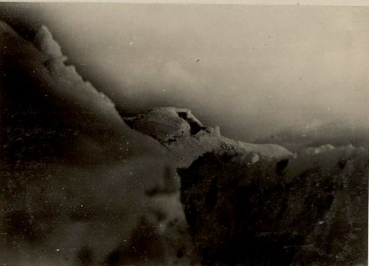 Köderköpfe, Kote 2176. Schützengraben mit Schießscharten im Schnee. (BildID 15471576)