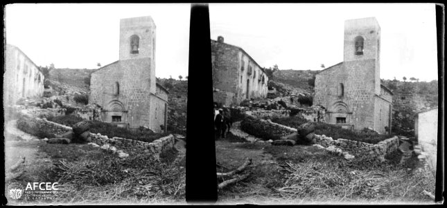 L'església de Sant Andreu de Lliurona amb algunes persones al davant