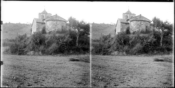 L'església de Sant Iscle de les Feixes amb un camp llaurat en primer terme (AFCEC BORDAS D 4155)