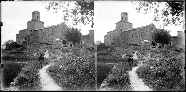 L'església de Sant Ponç de Corbera amb un home en primer terme