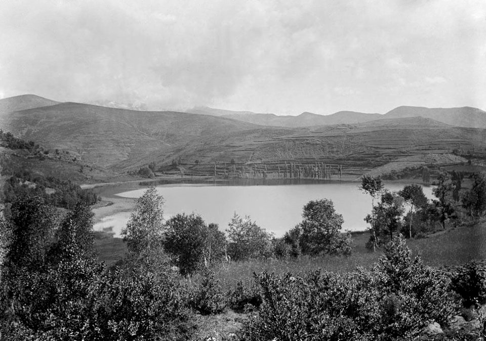 L'estany de Montcortès voltat d'arbres (restored)