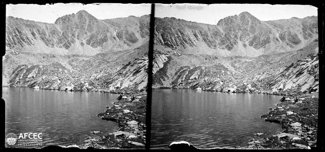 L'estany Negre de Carançà amb un cim al fons