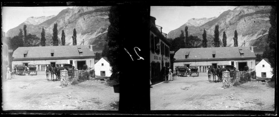 L'Hotel dels Viatgers, originalment ' Auberge de Gavarnie ', amb carros, cavalls i persones a la seva entrada