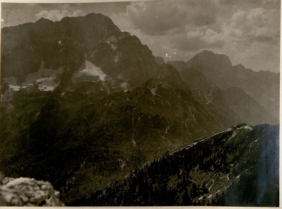 Köpfach Planjarücken und Mittagskofel vom Schwarzenberg aus. (Art.-Beobachter.) 24-8.1917. (BildID 15802358)