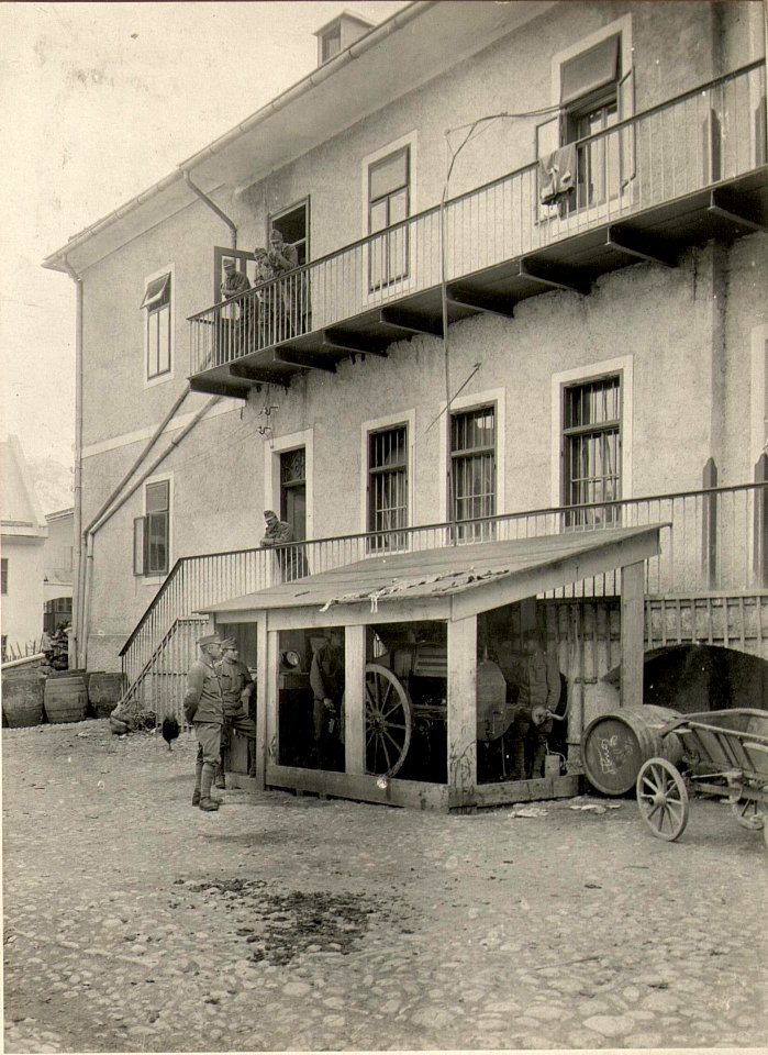 Kötschach Elektrozug 226-15 Ka. Ansicht mit Kabelleitung zum roten Kreuzkino, aufgenommen am 30. April 1916. (BildID 15473696)