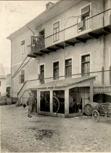 Kötschach Elektrozug 226-15 Ka. Ansicht mit Kabelleitung zum roten Kreuzkino, aufgenommen am 30. April 1916. (BildID 15473696)