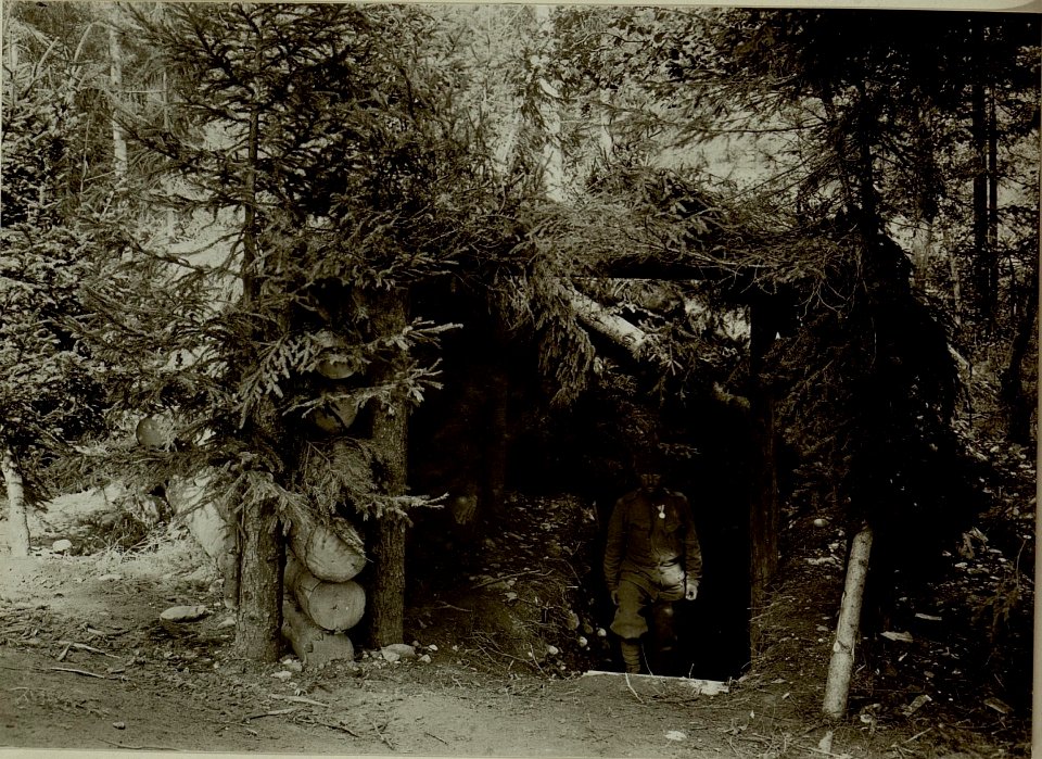 Küsten Haubitzen L-15, Batterie 3, Stellung im Lesachtal. Abzieh Unterstand für die Batterie Mannschaft. Aufgenommen am 18. August 1916. (BildID 15480496)
