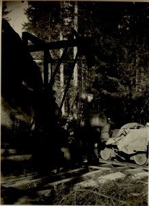 Küsten Haubitzen L-15, Batterie 3, Stellung im Lesachtal. Auswechseln der Geschosse. Aufgenommen am 23.VIII.1916. (BildID 15480454)