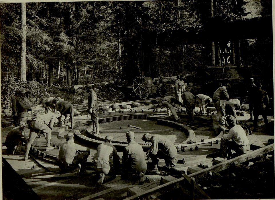Küsten Haubitzen L-15, Batterie 3, Stellung im Lesachtal. Bettungsring wird niedergeschraubt. Aufgen.am 15.August 1916. (BildID 15480139)