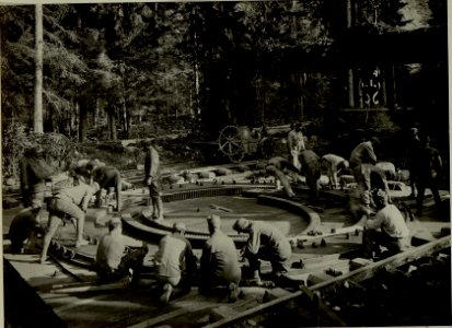 Küsten Haubitzen L-15, Batterie 3, Stellung im Lesachtal. Bettungsring wird niedergeschraubt. Aufgen.am 15.August 1916. (BildID 15480139)