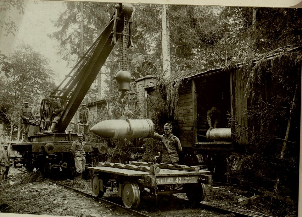 Küsten Haubitzen L-15, Batterie 3, Stellung im Lesachtal. Geschess am Lorikran freihängend. Aufgen. am 20.VIII.1916. (BildID 15480377)