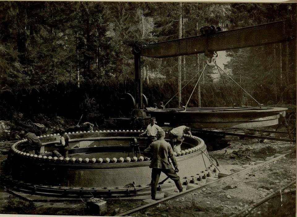 Küsten Haubitzen L-15, Batterie 3, Stellung im Lesachtal. Kugellager am Untersatz und freihängendem Pivotring. Aufgenommen am K8. August 1916. (BildID 15480209)