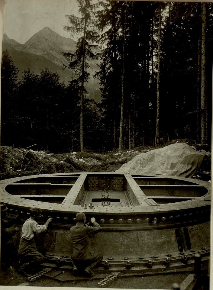 Küsten Haubitzen L-15, Batterie 3, Stellung im Lesachtal. Pivotring am Kugellager aufliegend.Aufgen.am 19.VIII.1916. (BildID 15480237)