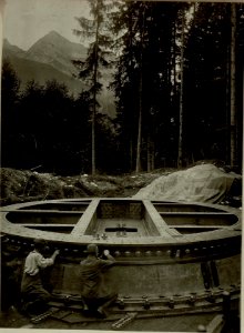 Küsten Haubitzen L-15, Batterie 3, Stellung im Lesachtal. Pivotring am Kugellager aufliegend.Aufgen.am 19.VIII.1916. (BildID 15480237)