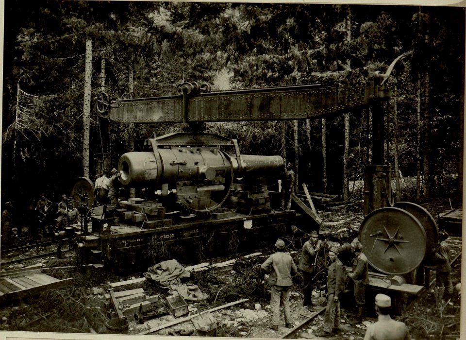 Küsten Haubitzen L-15, Batterie 3, Stellung im Lesachtal. Rohr wird mittels Kran vom Wagen gehoben. Aufgenommen am 19. August 1916. (BildID 15480328)
