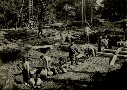 Küsten Haubitzen L-15, Batterie3, Stellung im Lesachtal. Bettungsgrube wird gegraben. Aufgen.14.VIII. 1916. (BildID 15480090)