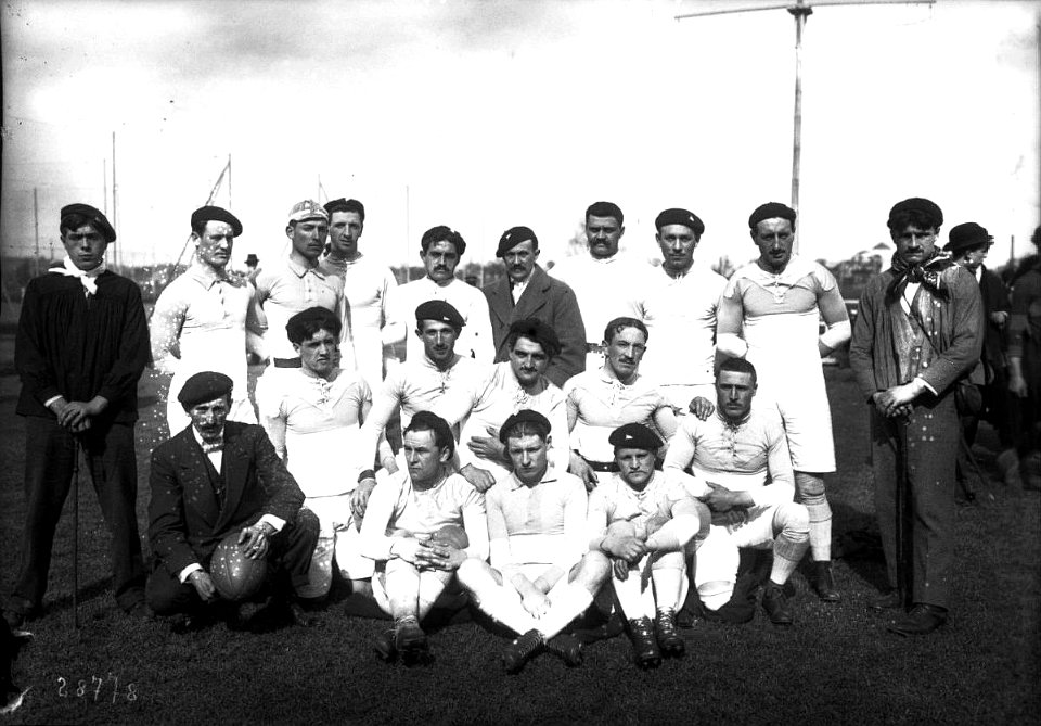 L'équipe de l'Aviron bayonnais championne de France de rugby, le 20 avril 1913 au stade de Colombes