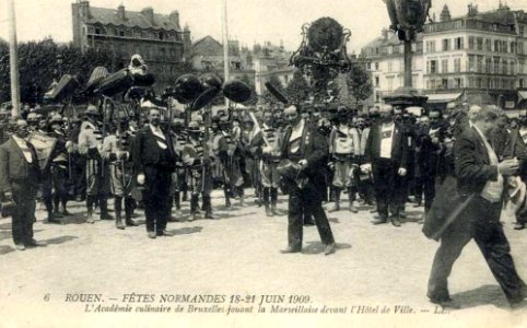 L'Académie Culinaire de Bruxelles jouant la Marseillaise devant l'Hôtel de Ville de Rouen