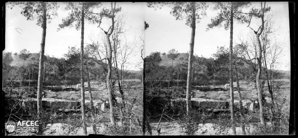 L'anomenat toll del Diable amb uns arbres en primer terme