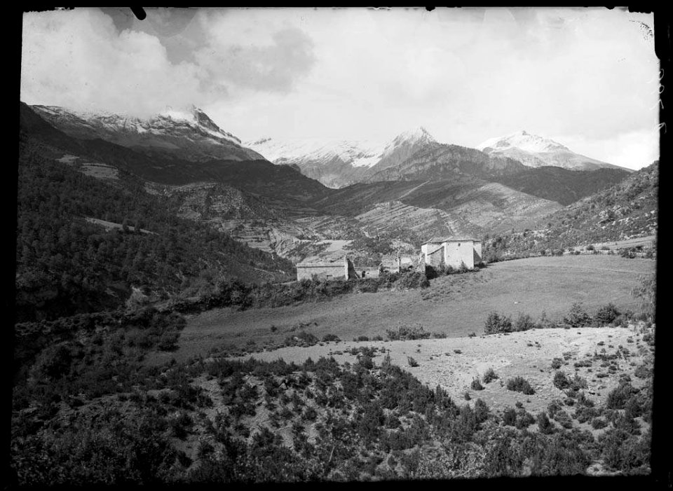 L'ermita de San Pedro de Tabernas amb muntanyes nevades al fons