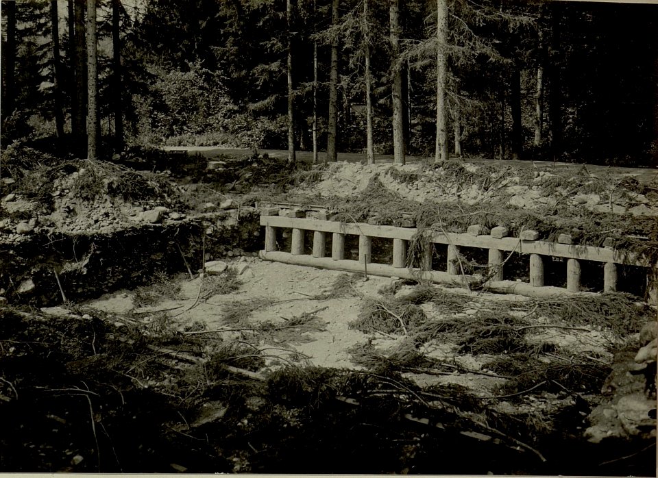 Küsten Haubitzen L-15, Batterie 3, Stellung im Lesachtal. Bettungsgrube fertig und maskiert. Aufgen.am 15.VIII.1916. (BildID 15480111)