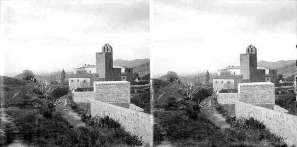L'església de la Mare de Déu del Coll amb un grup de persones a la vora d'un camí