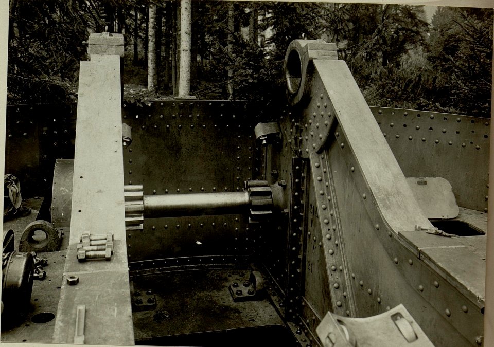 Küsten Haubitzen L-15, Batterie 3, Stellung im Lesachtal. Lafette Mittelteil. Aufgenommen am 19. VIII. 1916. (BildID 15480279)