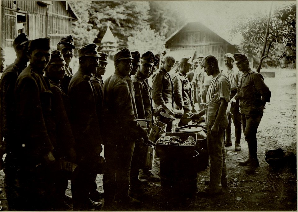 Küsten Haubitzen L-15, Batterie 3, Stellung im Lesachtal. Menage. Aufgenommen am 17. August 1916. (BildID 15480524)