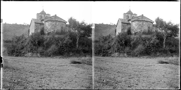 L'església de Sant Iscle de les Feixes amb un camp llaurat en primer terme