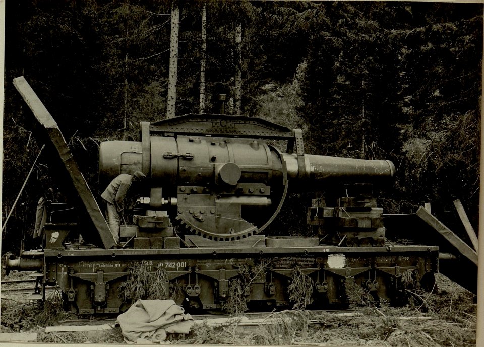 Küsten Haubitzen L-15, Batterie 3, Stellung im Lesachtal. Rohr am Wage, Wegnahme der Maskierung. Aufgen. 19.VIII.1916. (BildID 15480321)
