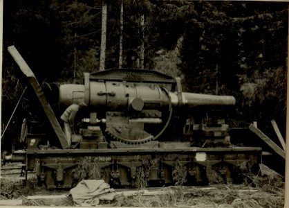 Küsten Haubitzen L-15, Batterie 3, Stellung im Lesachtal. Rohr am Wage, Wegnahme der Maskierung. Aufgen. 19.VIII.1916. (BildID 15480321)