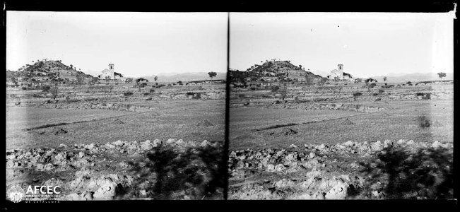L'església de Sant Martí de Joval al costat d'un turó