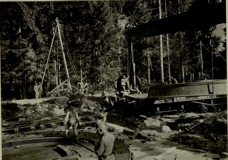 Küsten Haubitzen L-15, Batterie 3, Stellung im Lesachtal. Untersatz vom Pivotring wird vom Wagen gehoben. Aufgenommen am 15. August 1916. (BildID 15480146)