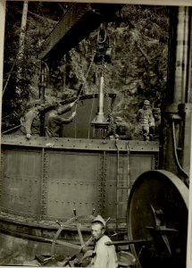 Küsten Haubitzen L-15, Batterie 3, Stellung im Lesachtal. Welle am Kran feihängend. Aufgen.am 19. VIII. 1916. (BildID 15480286)