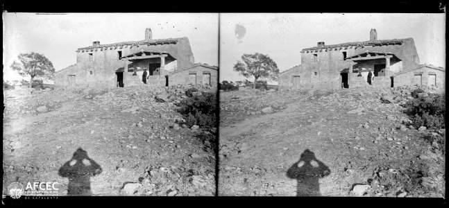 L'església de Santa Maria de Vallferosa amb algunes persones al porxo