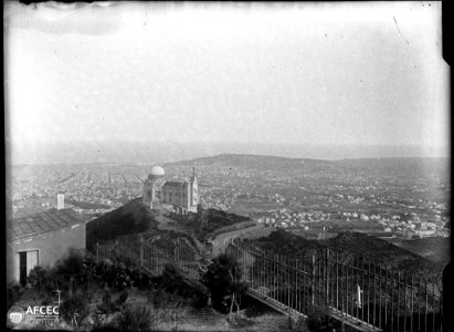 L'Observatori Fabra amb la ciutat de Barcelona al fons