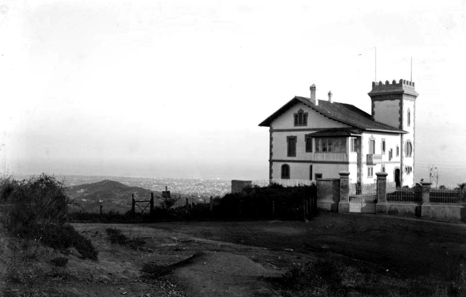 L'edifici del Laboratori de Física Experimental Mentora Alsina i al fons la ciutat de Barcelona (cropped)