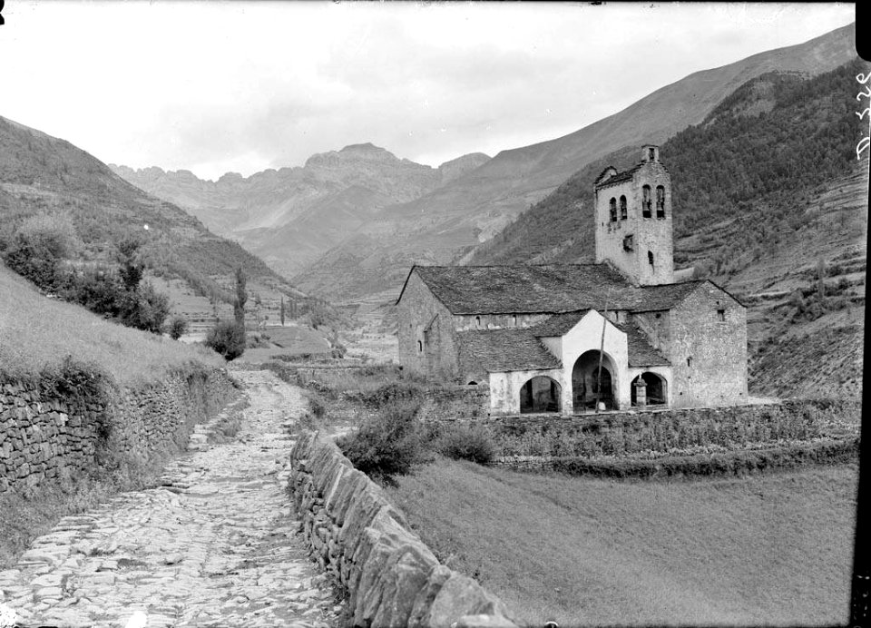 L'església de Linás de Broto al mig de la vall
