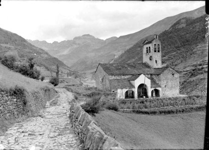 L'església de Linás de Broto al mig de la vall