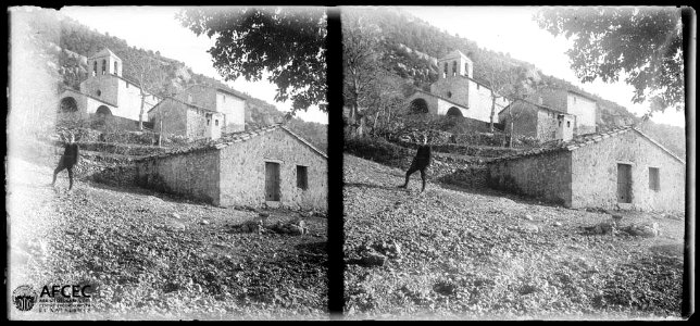 L'església de Sant Grau d'Entreperes amb un home en primer terme