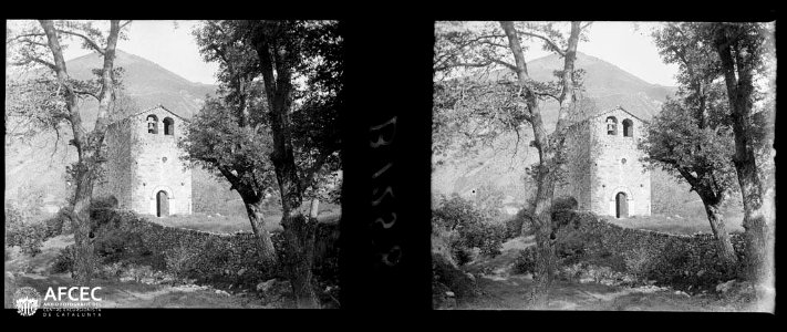 L'església de Sant Martí de Víllec entre els arbres