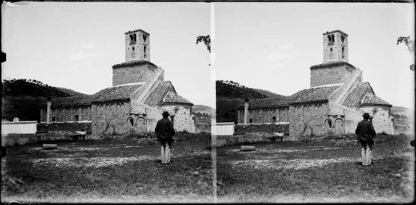 L'església de Sant Ponç de Corbera amb un home en primer terme (AFCEC BORDAS D 4167)
